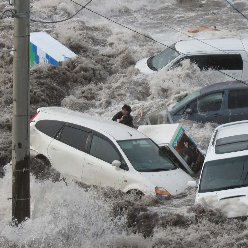 Tsunami fukushima earthquake swept survives photographer