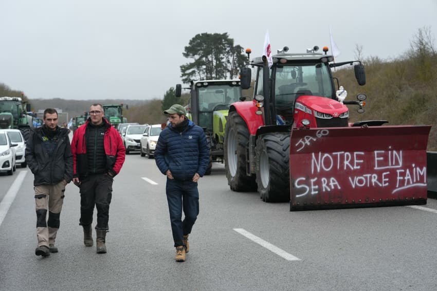 France farmers barricades protests