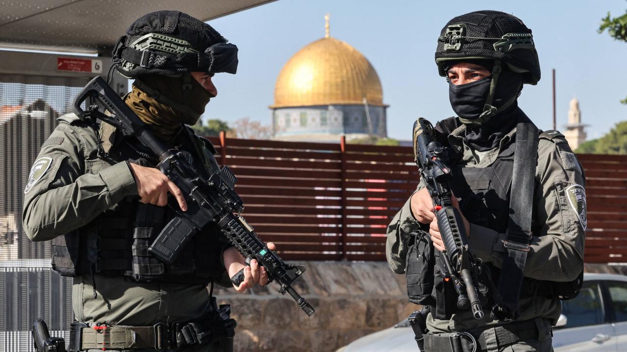 Aqsa israeli al restrictions palestinian muslims gather perform friday