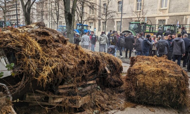 France farmers barricades protests