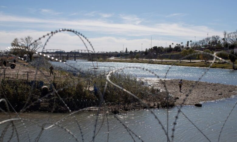 Migrants drown texas dispute